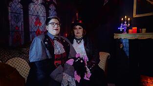 Dass sie im Dorf einmal als „Gruseleck“ und „Halloween-Haus“ von sich Reden machen, hätten Tina (links) und Yvonne Bürgel nicht vermutet, als sie zur Coronazeit mit ein wenig Grusel-Deko im Garten, einer sprechenden Klingel und einem Bottich voll Naschzeug den Kindern das Halloween-Fest versüßen wollten.