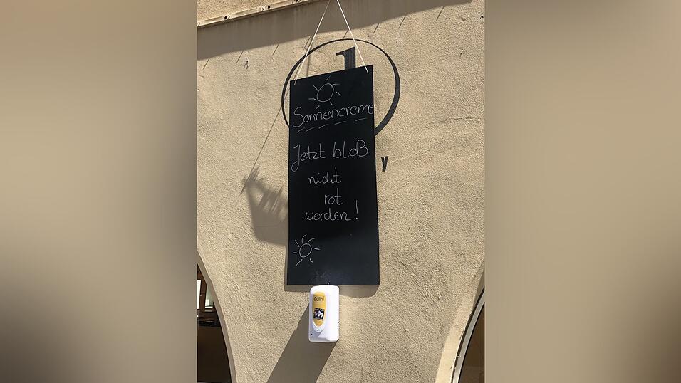 Dieser Sonnencremespender h&auml;ngt an der Wand des Torbr&auml;us. Sicher ist sicher.&nbsp;