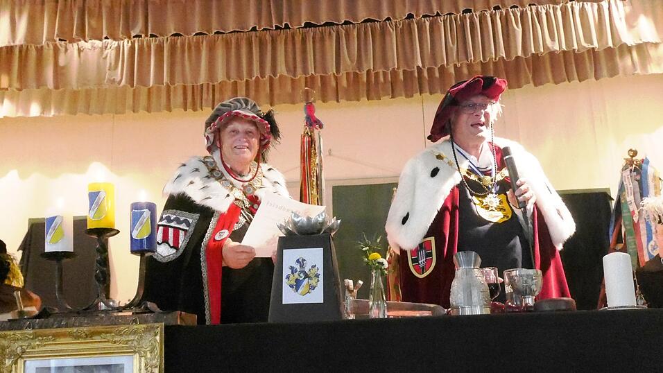 Großmeister Reinhold von Schneeberg (Malzer) und Hochmeister Konrad von Winterstetten (Kurt Fischbach) am 'Hohen Thron' Großmeister Reinhold von Schneeberg (Malzer) und Hochmeister Konrad von Winterstetten (Kurt Fischbach) am 'Hohen Thron'