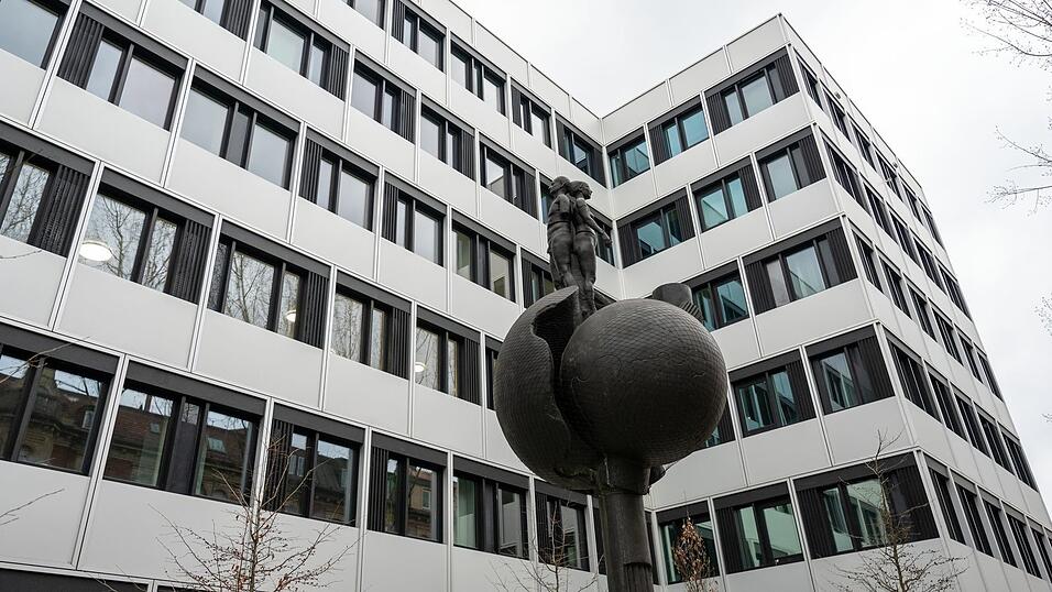 Polizisten durchsuchten am Dienstag Räume der Ausländerbehörde in München. Polizisten durchsuchten am Dienstag Räume der Ausländerbehörde in München.