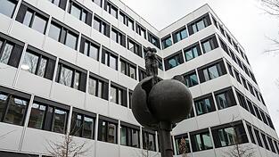Polizisten durchsuchten am Dienstag Räume der Ausländerbehörde in München.