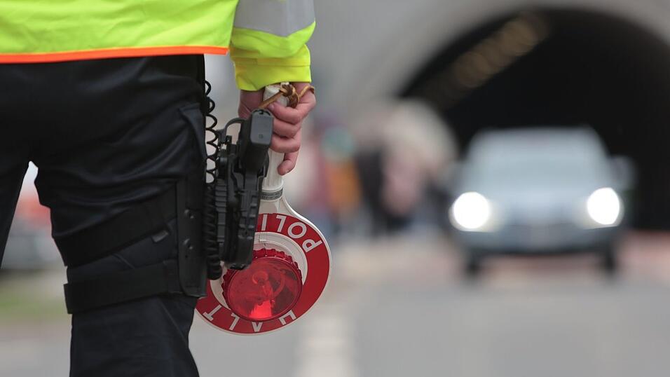 Die Beamten stellen mehrere Verstöße fest. (Symbolbild) Die Beamten stellen mehrere Verstöße fest. (Symbolbild)