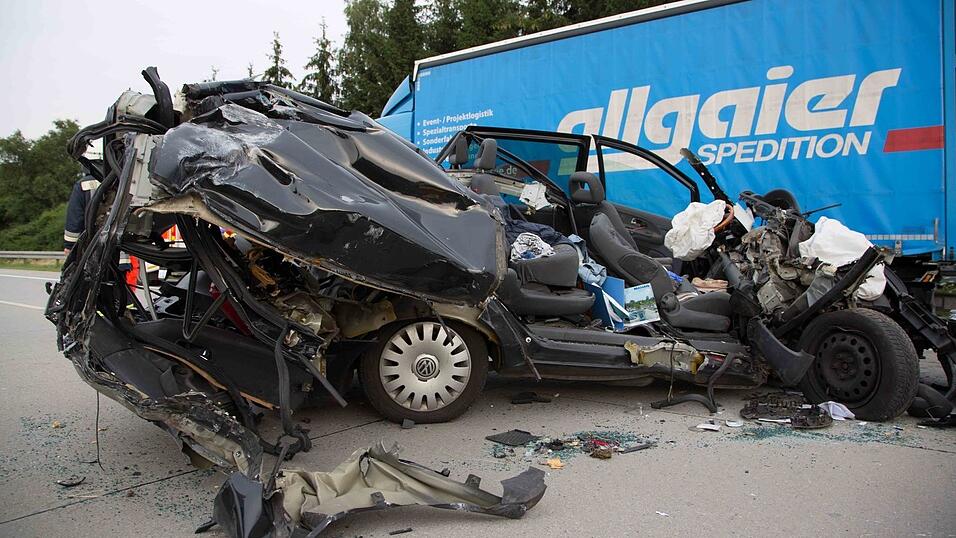 Auf der A92 bei Altdorf ist am Freitagabend ein Autofahrer in einen stehenden Lastwagen gekracht und dabei schwer verletzt worden. (Fotos: FD)