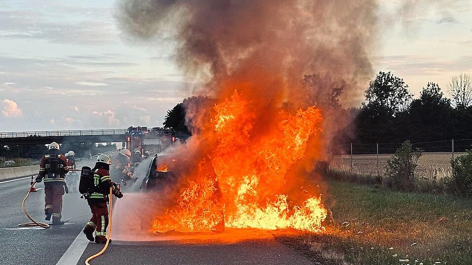 Die Feuerwehr bei den L&ouml;scharbeiten auf der A92.