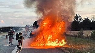 Die Feuerwehr bei den Löscharbeiten auf der A92. Die Feuerwehr bei den Löscharbeiten auf der A92.