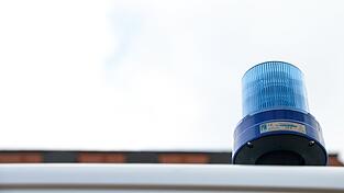 Die Polizei bittet um Hinweise zum Täter. (Symbolbild)