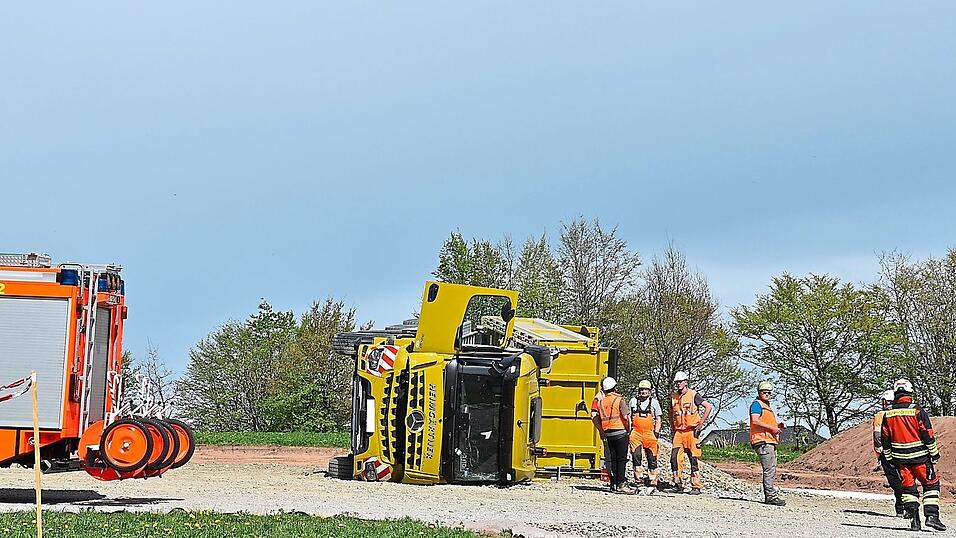 Der Rettungsdienst brachte den Fahrer in ein Krankenhaus.