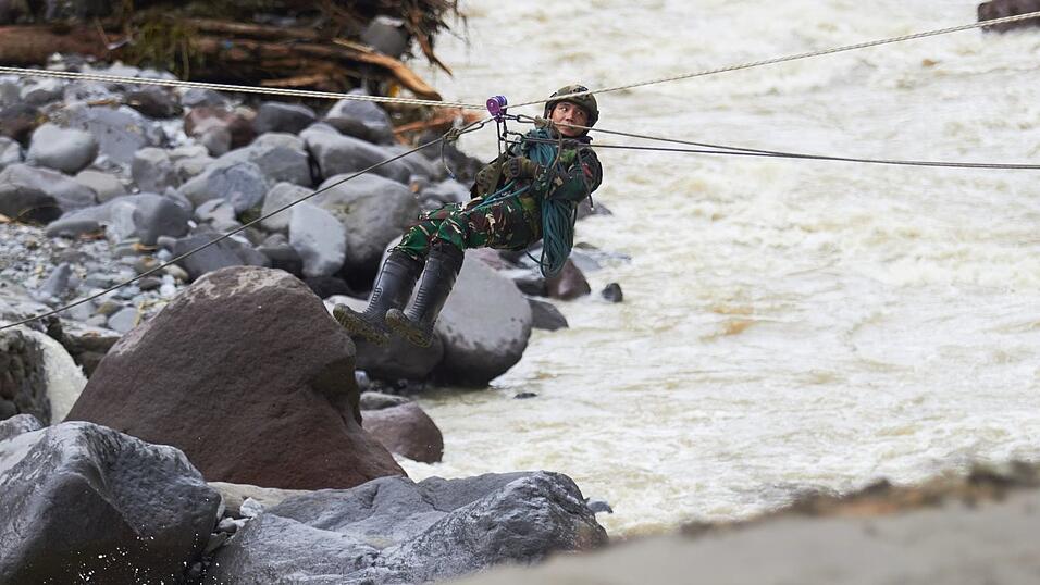 Die Rettungsarbeiten kommen nur schleppend voran. Die Rettungsarbeiten kommen nur schleppend voran.