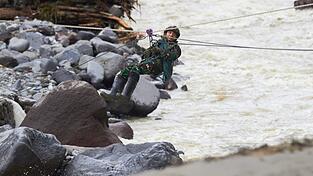 Die Rettungsarbeiten kommen nur schleppend voran.