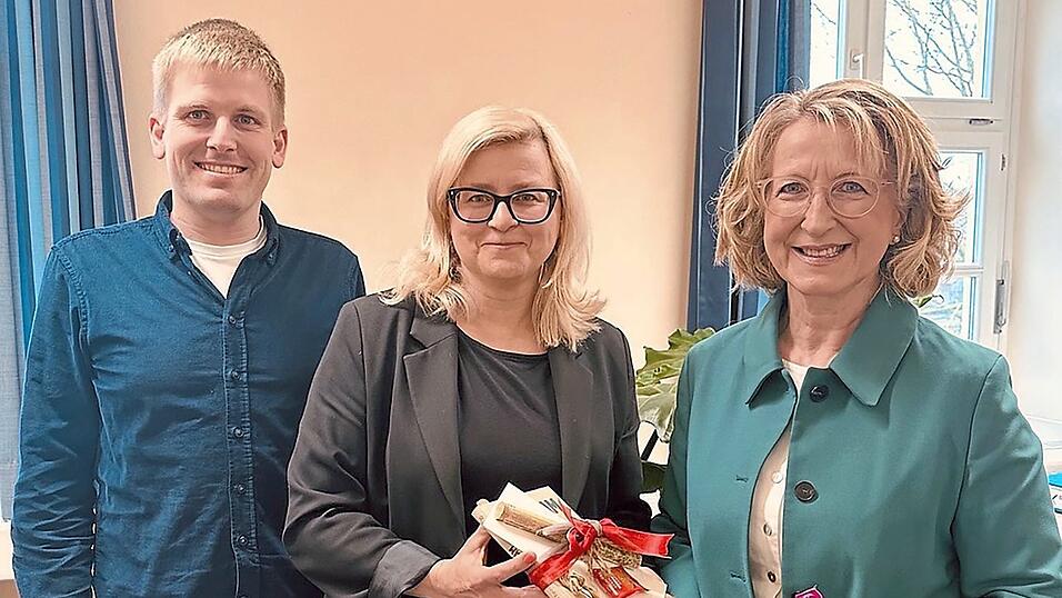 Erfolgreiche Partnerschaft im Glasfaserausbau Bodenkirchen: Susi Bisping (Gebietsentwicklung bisping & bisping, Mitte) verabschiedet sich von Bodenkirchens Bürgermeisterin Monika Maier (rechts) im Beisein von Michael Hausperger (Geschäftsleiter der Gemeinde Bodenkirchen). Erfolgreiche Partnerschaft im Glasfaserausbau Bodenkirchen: Susi Bisping (Gebietsentwicklung bisping & bisping, Mitte) verabschiedet sich von Bodenkirchens Bürgermeisterin Monika Maier (rechts) im Beisein von Michael Hausperger (Geschäftsleiter der Gemeinde Bodenkirchen).