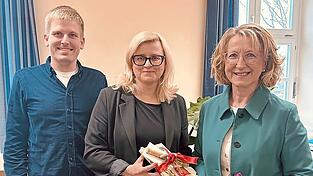 Erfolgreiche Partnerschaft im Glasfaserausbau Bodenkirchen: Susi Bisping (Gebietsentwicklung bisping & bisping, Mitte) verabschiedet sich von Bodenkirchens B&uuml;rgermeisterin Monika Maier (rechts) im Beisein von Michael Hausperger (Gesch&auml;ftsleiter der Gemeinde Bodenkirchen).
