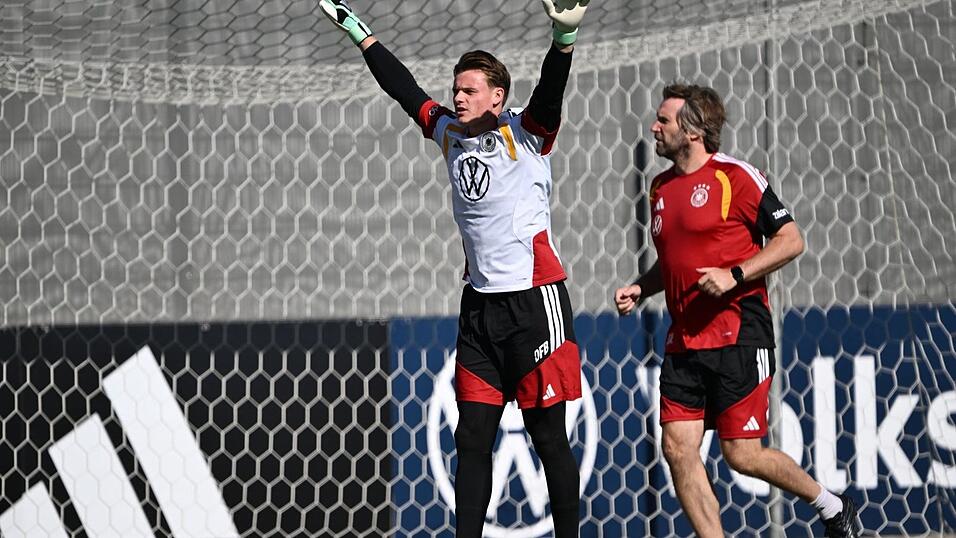Jonas Urbig (l) steht vor seinem Deb&uuml;t in der Nationalmannschaft.