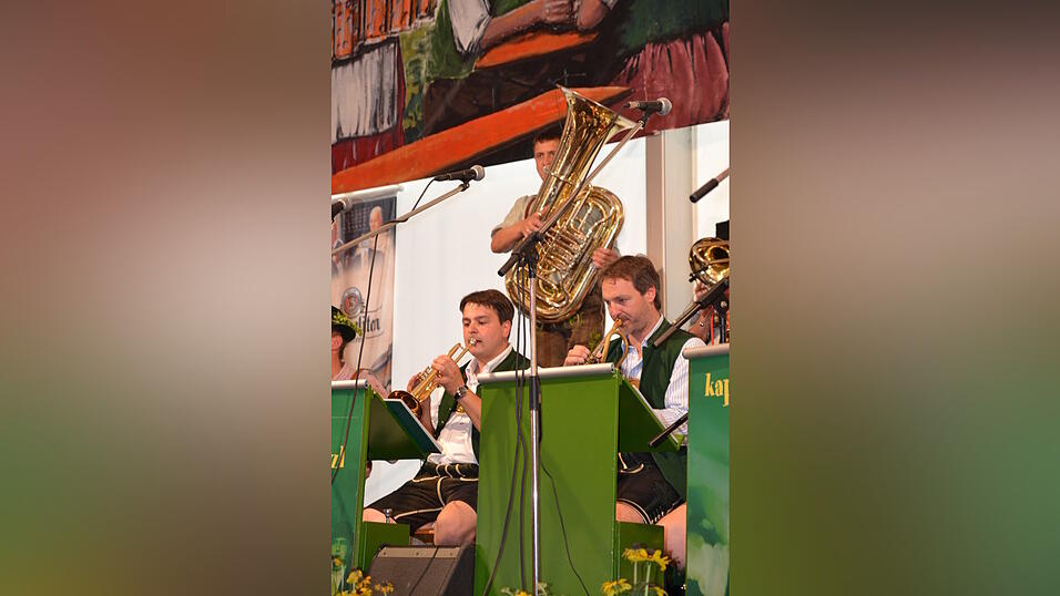 Es herrschte eine gute Atmosphäre im Zelt 7 beim Auftritt der Kapelle Josef Menzl. (Foto: Fabian Roßmann) Es herrschte eine gute Atmosphäre im Zelt 7 beim Auftritt der Kapelle Josef Menzl. (Foto: Fabian Roßmann)