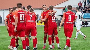 Rechnet sich in Kornburg schon etwas aus: Hankofens Spielertrainer Tobias Beck (4.v.r.). Voraussetzung dafür ist eine engagierte Leistung wie beim 1:1 gegen den ASV Cham.