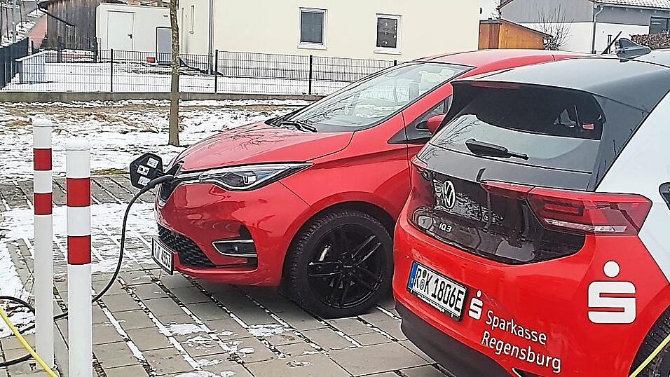 Eine der &auml;ltesten 22-kW-Lades&auml;ule steht in Schierling an der Kindertagesst&auml;tte 'Bunte Au', an der auch das E-Carsharing-Fahrzeug stationiert ist.