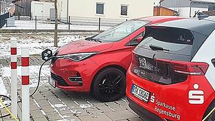 Eine der &auml;ltesten 22-kW-Lades&auml;ule steht in Schierling an der Kindertagesst&auml;tte 'Bunte Au', an der auch das E-Carsharing-Fahrzeug stationiert ist.