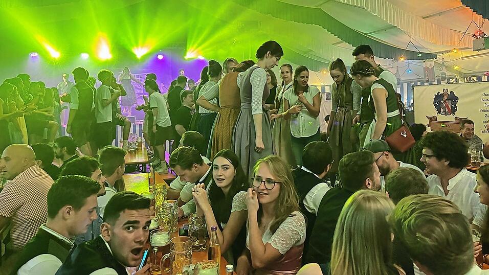 Volles Zelt und gute Stimmung beim Kirchweihvolksfest. Volles Zelt und gute Stimmung beim Kirchweihvolksfest.