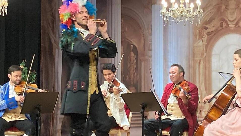 Bariton Philipp Schöllhorn als Papageno aus der Zauberflöte. Bariton Philipp Schöllhorn als Papageno aus der Zauberflöte.