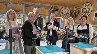 Die Er&ouml;ffnung des Schie&szlig;ens durch die Ehreng&auml;ste