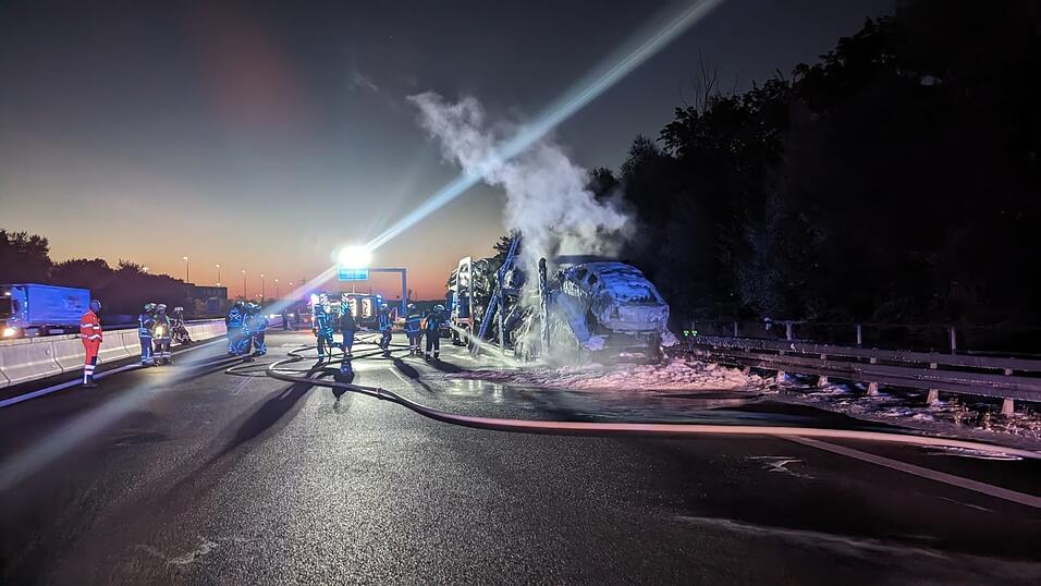 Auf der A3 zwischen den Anschlussstellen Regensburg-Ost und Neutraubling brannte am Montagmorgen ein Autotransporter. Auf der A3 zwischen den Anschlussstellen Regensburg-Ost und Neutraubling brannte am Montagmorgen ein Autotransporter.