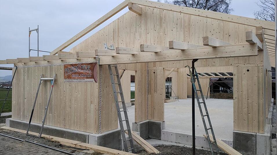 Der Rohbau für die neue Heimat- und Kulturscheune bei den SV-Sportanlagen ist so gut wie fertig. Der Rohbau für die neue Heimat- und Kulturscheune bei den SV-Sportanlagen ist so gut wie fertig.