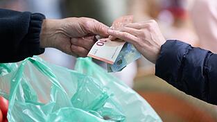 Je höher die Inflationsrate, umso weniger können sich die Menschen für einen Euro leisten. (Archivbild)
