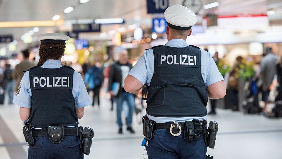 Die Bundespolizisten nahmen beide Streith&auml;hne erst einmal mit auf die Dienststelle. (Symbolbild)