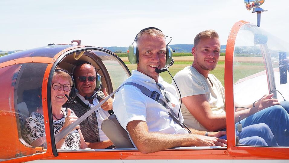 B&uuml;rgermeister Armin Grassinger startet mit Stellvertreterin Maria Huber und Stadtrat Michael Grader zum Flug &uuml;ber die Stadt.