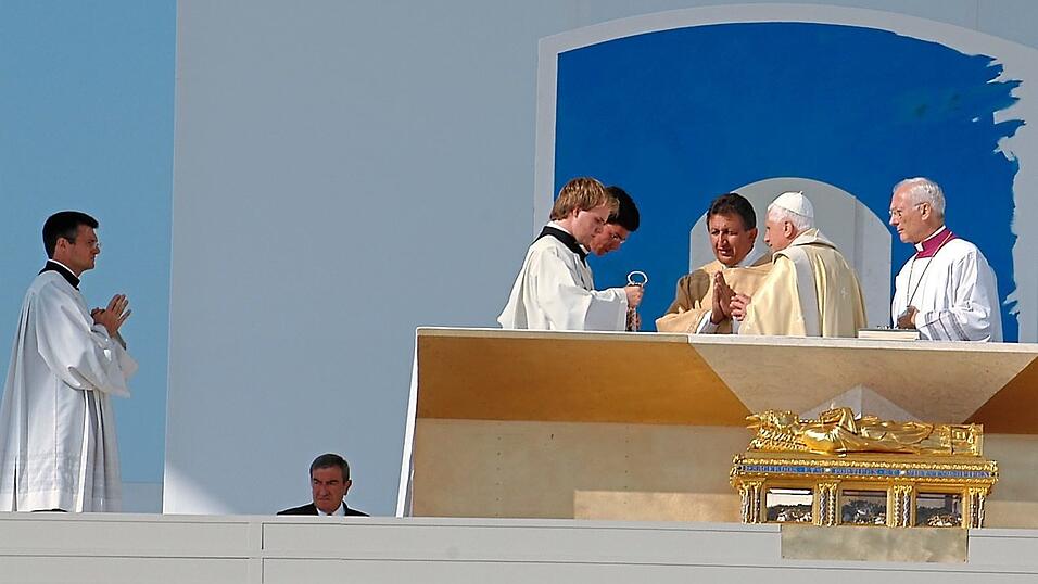 Nach der Papstmesse auf dem Islinger Feld im Jahre 2006 wollte der Zeremonienmeister aus dem Vatikan, Piero Marini (r.), Peter Nickl (l.) sogar nach Rom abwerben.