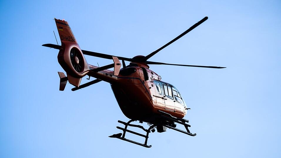 Der 23-J&auml;hrige wurde mit einem Rettungshubschrauber ins Krankenhaus gebracht. (Illustration)