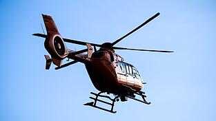 Der 23-Jährige wurde mit einem Rettungshubschrauber ins Krankenhaus gebracht. (Illustration) Der 23-Jährige wurde mit einem Rettungshubschrauber ins Krankenhaus gebracht. (Illustration)
