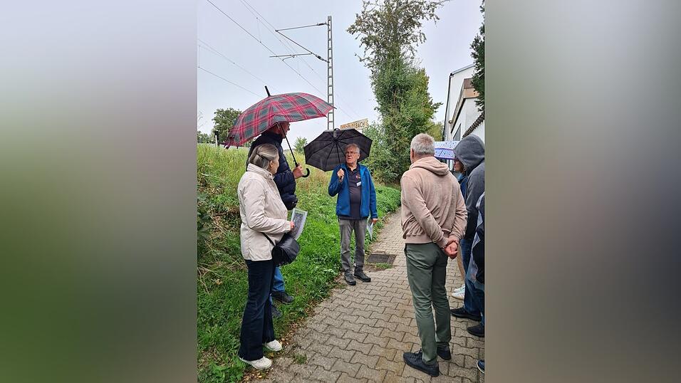 Trotz des Regens nahmen zahlreiche Teilnehmer an der Wanderung zum Bahnhof und dem Kaminwerk teil. Trotz des Regens nahmen zahlreiche Teilnehmer an der Wanderung zum Bahnhof und dem Kaminwerk teil.