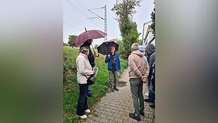 Trotz des Regens nahmen zahlreiche Teilnehmer an der Wanderung zum Bahnhof und dem Kaminwerk teil. Trotz des Regens nahmen zahlreiche Teilnehmer an der Wanderung zum Bahnhof und dem Kaminwerk teil.