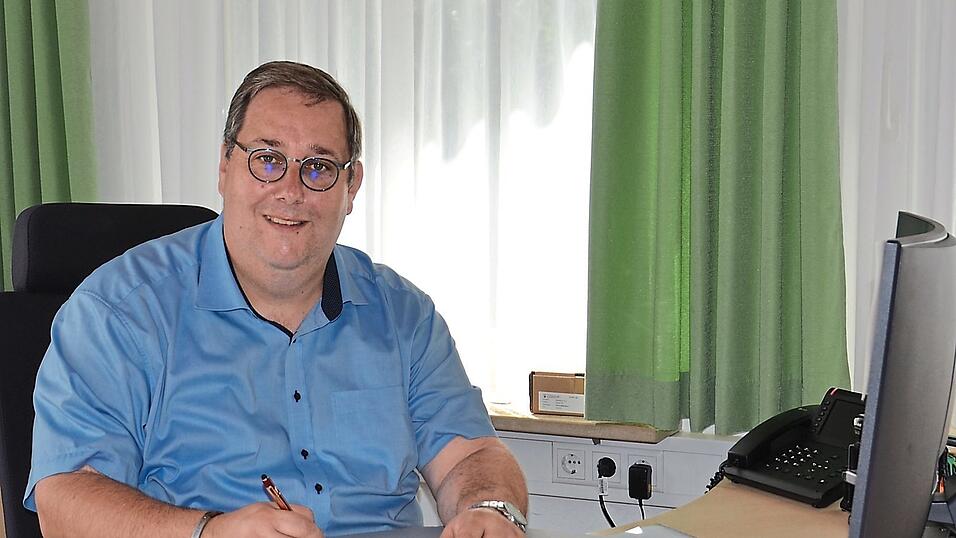 Wolfgang Brich an seinem Schreibtisch in der Gemeindekanzlei. Seit gut hundert Tagen ist der 47-J&auml;hrige nun B&uuml;rgermeister der Gemeinde Wildenberg und zieht eine erste Bilanz.