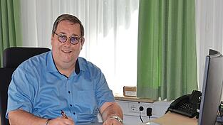 Wolfgang Brich an seinem Schreibtisch in der Gemeindekanzlei. Seit gut hundert Tagen ist der 47-J&auml;hrige nun B&uuml;rgermeister der Gemeinde Wildenberg und zieht eine erste Bilanz.