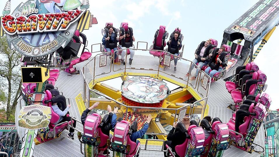 Einem Dultvergnügen wie in Vor-Corona-Zeiten steht heuer nichts im Weg. Viele Landshuter wollen sich das auch nicht entgehen lassen. (LZ-Archiv) Einem Dultvergnügen wie in Vor-Corona-Zeiten steht heuer nichts im Weg. Viele Landshuter wollen sich das auch nicht entgehen lassen. (LZ-Archiv)