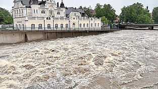 Die Schleusen am Maxwehr sind offen: Die Wassermassen strömen weiter flussabwärts.