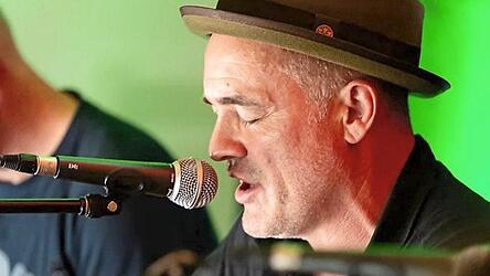 Der irische Liedermacher Caimin Hall kann unter anderem mit starken eigenen Songs aufwarten.