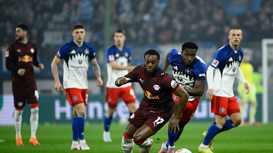 Ridle Baku (RB Leipzig) (l-r) und Philip Otele (Hamburger SV) k&auml;mpfen um den Ball.