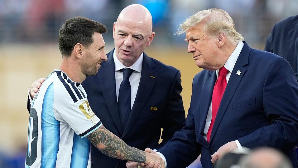 Messi schüttelt US-Präsident Trump die Hand. Messi schüttelt US-Präsident Trump die Hand.