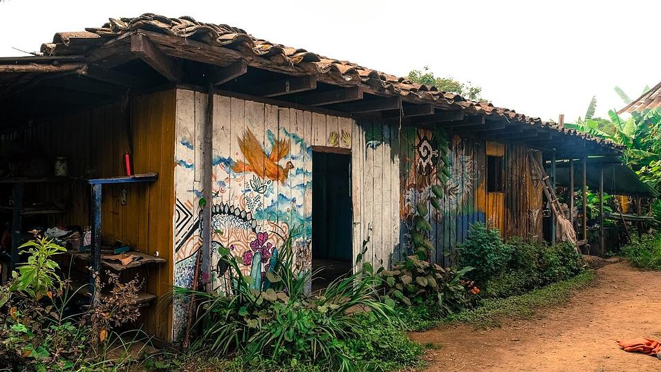 Mitten in der Natur: In dieser Hütte lebt die 'Rainbow Community', der sich Lena Eibl für eine Woche angeschlossen hat. Fotos: privat Mitten in der Natur: In dieser Hütte lebt die 'Rainbow Community', der sich Lena Eibl für eine Woche angeschlossen hat. Fotos: privat