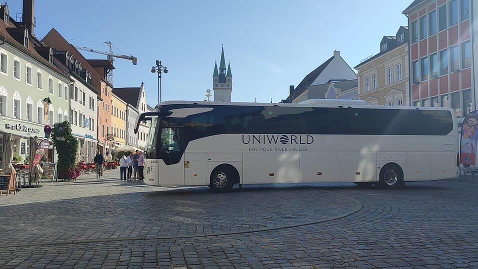 Ein Reisebus, der eine Kreuzfahrt-Touristengruppe am Theresienplatz aussteigen ließ - ein Bild aus der Vergangenheit.