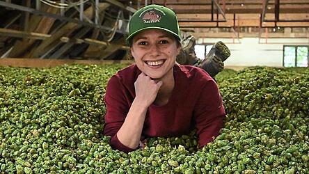 Hopfen ist Heimat, sagt Theresa Eisenrieder und nimmt ein Bad in den duftenden Dolden.