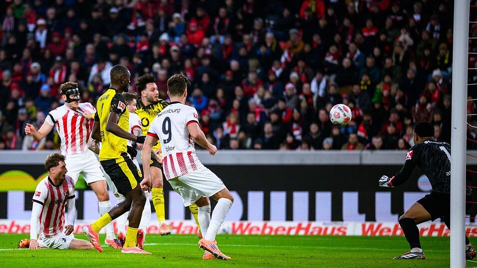 Im Nachsetzen: Ramy Bensebaini überwindet Noah Atubolu (r.). Im Nachsetzen: Ramy Bensebaini überwindet Noah Atubolu (r.).