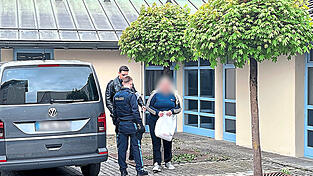 Die Beschuldigte wird von Polizeibeamten ins Landgericht gebracht.