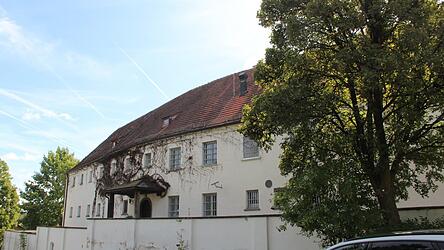 Bis zu 30 besonders schutzbed&uuml;rftige Gefl&uuml;chtete sollen nach Pl&auml;nen des Freistaats und der Regierung von Niederbayern in der ehemaligen Jugendarrestanstalt in Landau unterkommen. Die Stadt Landau hat dazu eine Alternative ins Spiel gebracht. Landrat Werner Bumeder sagte der Stadt seine Unterst&uuml;tzung zu.