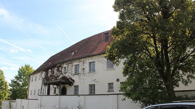 Bis zu 30 besonders schutzbedürftige Geflüchtete sollen nach Plänen des Freistaats und der Regierung von Niederbayern in der ehemaligen Jugendarrestanstalt in Landau unterkommen. Die Stadt Landau hat dazu eine Alternative ins Spiel gebracht. Landrat Werner Bumeder sagte der Stadt seine Unterstützung zu. Bis zu 30 besonders schutzbedürftige Geflüchtete sollen nach Plänen des Freistaats und der Regierung von Niederbayern in der ehemaligen Jugendarrestanstalt in Landau unterkommen. Die Stadt Landau hat dazu eine Alternative ins Spiel gebracht. Landrat Werner Bumeder sagte der Stadt seine Unterstützung zu.