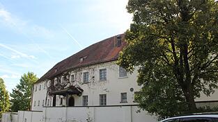 Bis zu 30 besonders schutzbedürftige Geflüchtete sollen nach Plänen des Freistaats und der Regierung von Niederbayern in der ehemaligen Jugendarrestanstalt in Landau unterkommen. Die Stadt Landau hat dazu eine Alternative ins Spiel gebracht. Landrat Werner Bumeder sagte der Stadt seine Unterstützung zu. Bis zu 30 besonders schutzbedürftige Geflüchtete sollen nach Plänen des Freistaats und der Regierung von Niederbayern in der ehemaligen Jugendarrestanstalt in Landau unterkommen. Die Stadt Landau hat dazu eine Alternative ins Spiel gebracht. Landrat Werner Bumeder sagte der Stadt seine Unterstützung zu.