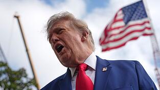 Trump will eigenen Aussagen zufolge nicht für die Drosselung des Satelliteninternets in der Ukraine verantwortlich gewesen sein. Trump will eigenen Aussagen zufolge nicht für die Drosselung des Satelliteninternets in der Ukraine verantwortlich gewesen sein.