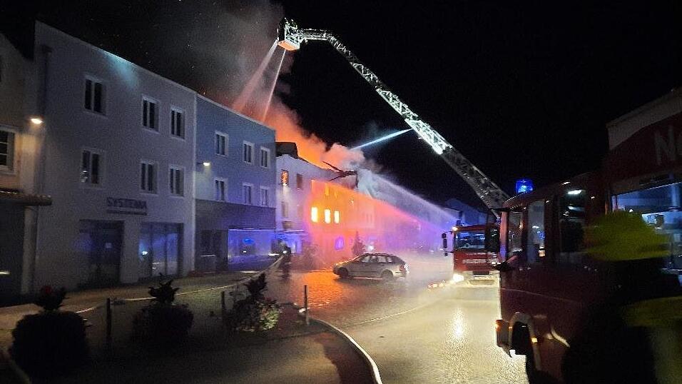 Bilder des Gro&szlig;brands in Aidenbach.